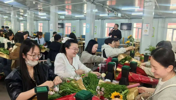 花开指尖传温情 母爱如诗润七中